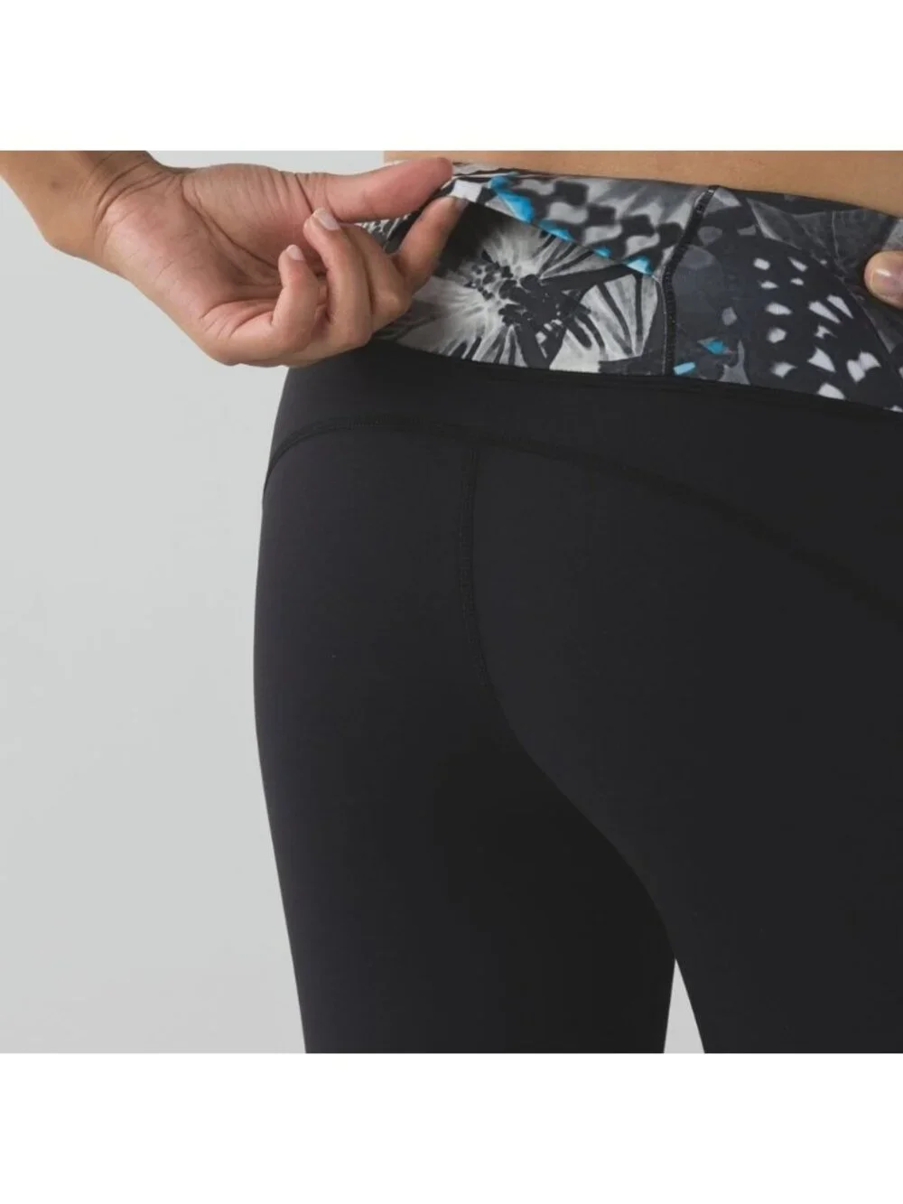 Lululemon Vent It Out Crop Black / Exploded Butterfly Texture Almost Blue Naval